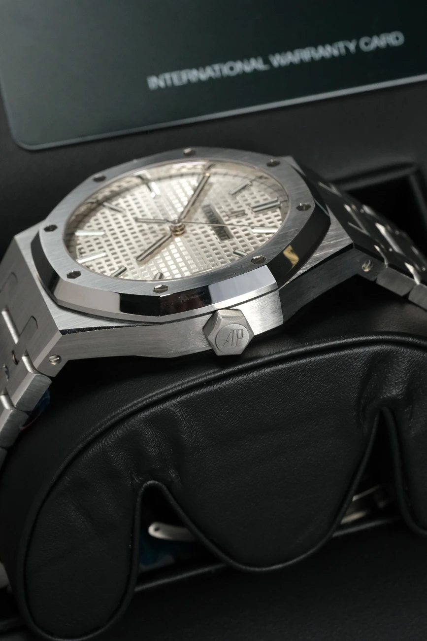 Часы Audemars Piguet  Royal Oak 41Mm White Dial  15500ST.OO.1220ST.04