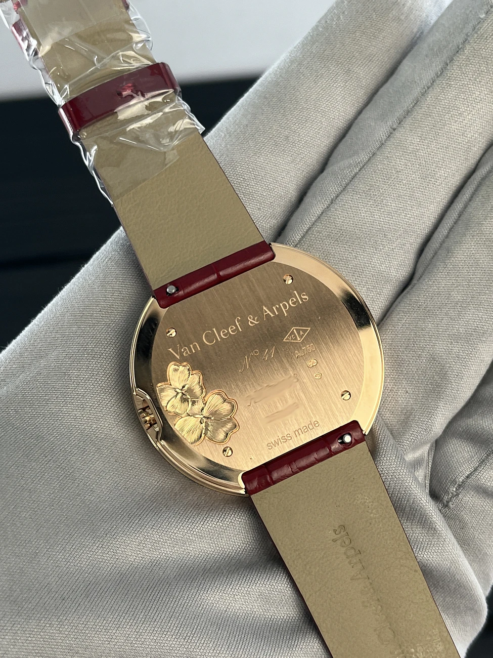 Часы Van Cleef &amp; Arpels  Extraordinaire Amour 38Mm Rose Gold  VCARO4JW00