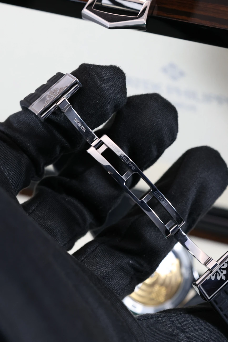 Часы Patek Philippe  Aquanaut Steel 35 mm  5066A-001