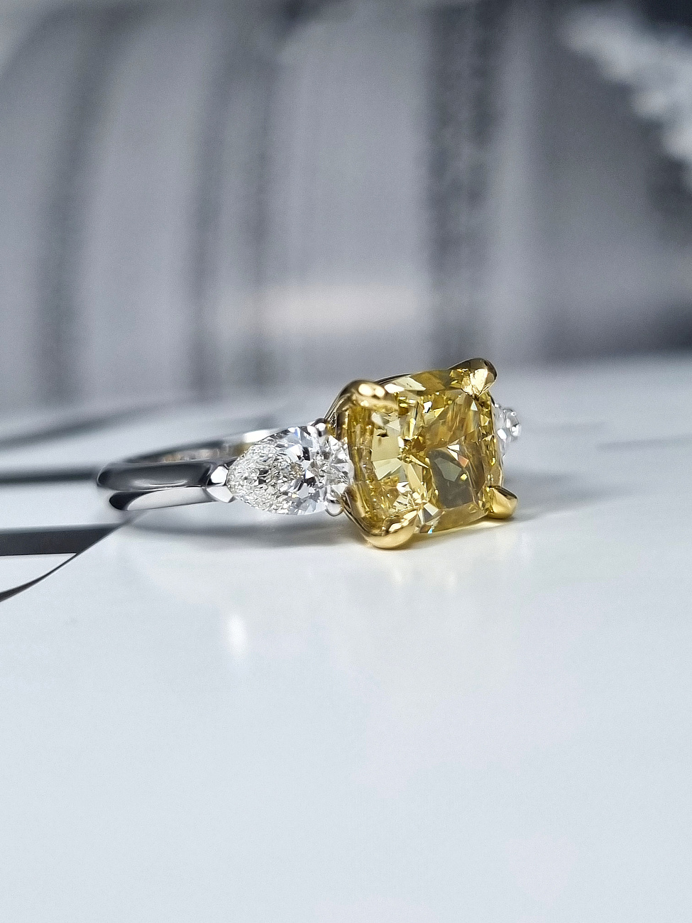 Украшение GIA  Кольцо с бриллиантом 3,02 ct. Fancy Deep Yellow/VS2   