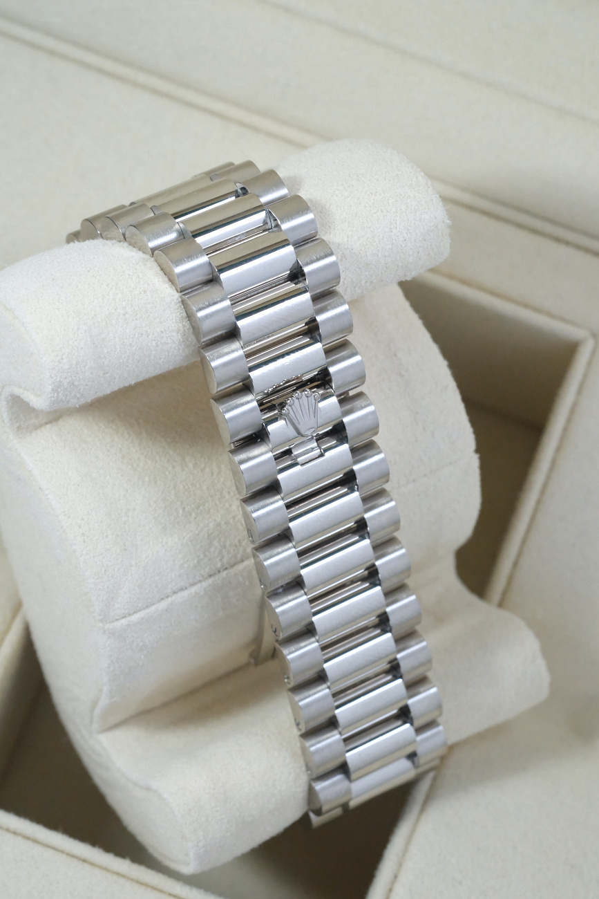 Часы Rolex  Day Date 40 Mm White Gold Olive Dial  228239