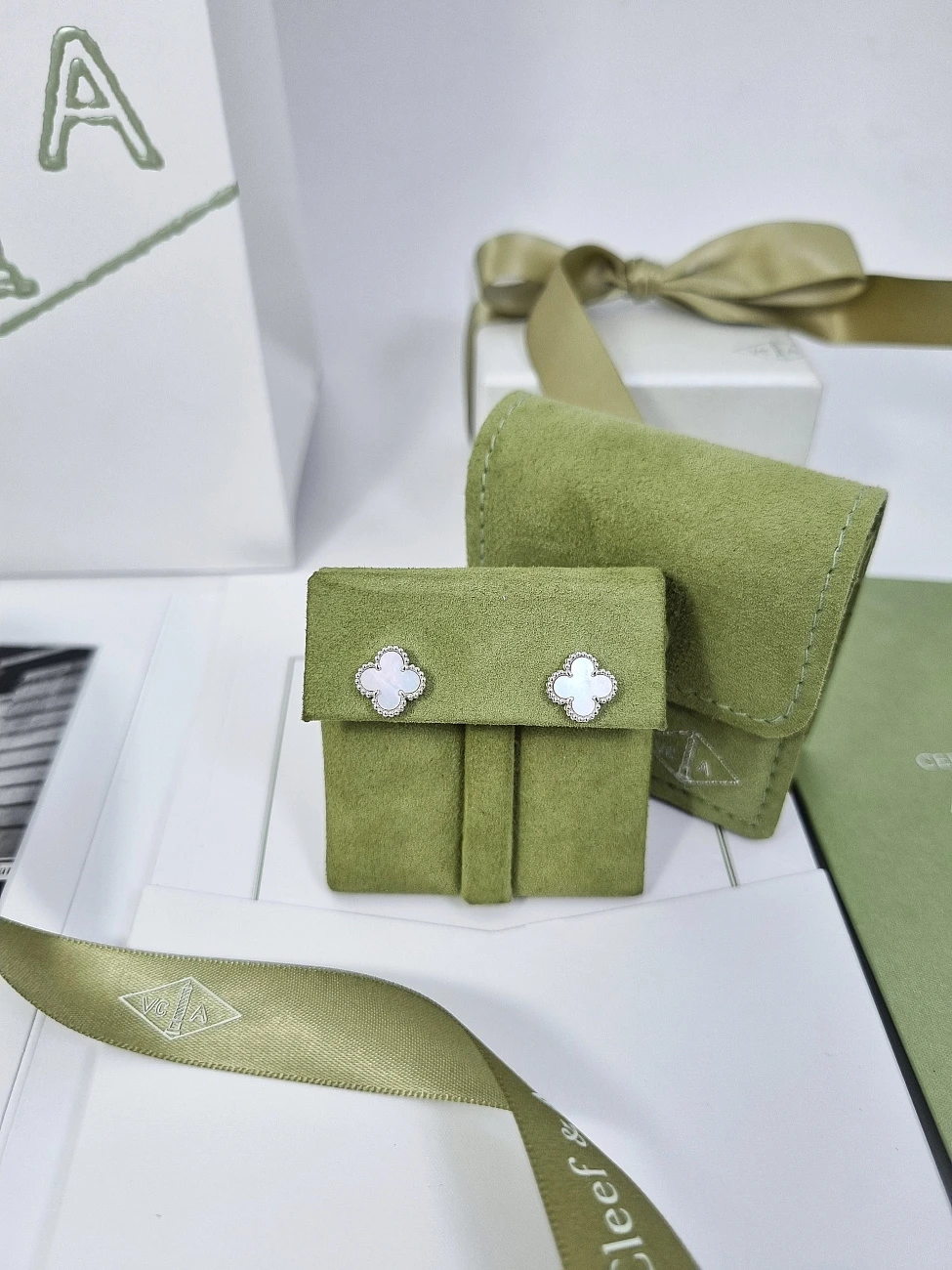 Украшение Van Cleef &amp; Arpels  Sweet Alhambra Earstuds  VCARG12000 