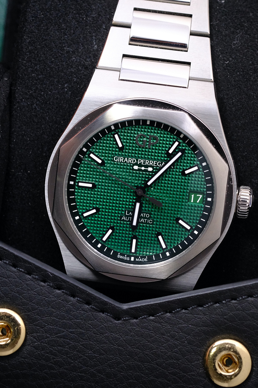 Часы Girard-Perregaux  Laureato Steel Green Dial  81010-11-3153-1CM