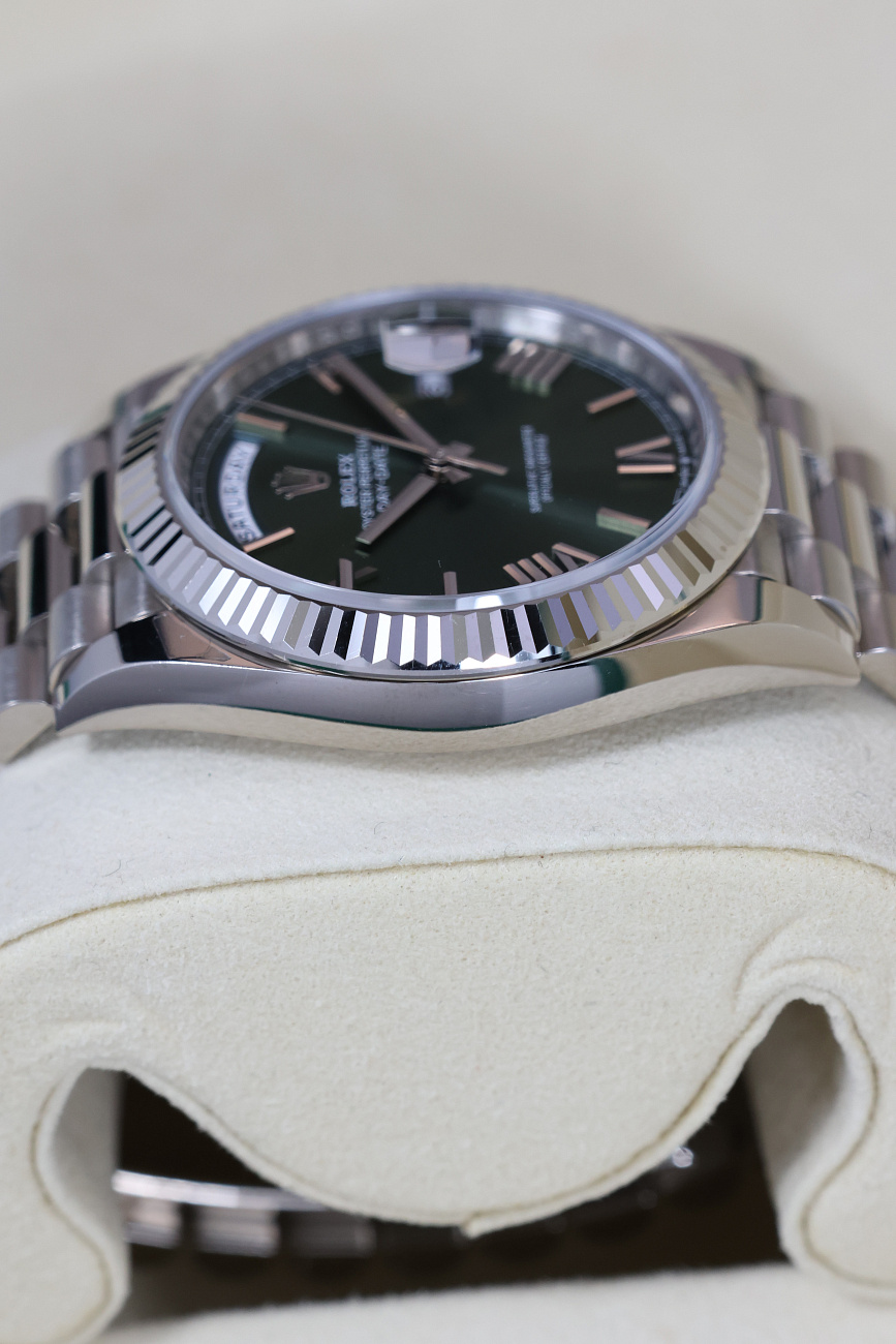 Часы Rolex  Oyster Perpetual White Gold Day-Date Olive Dial  228239