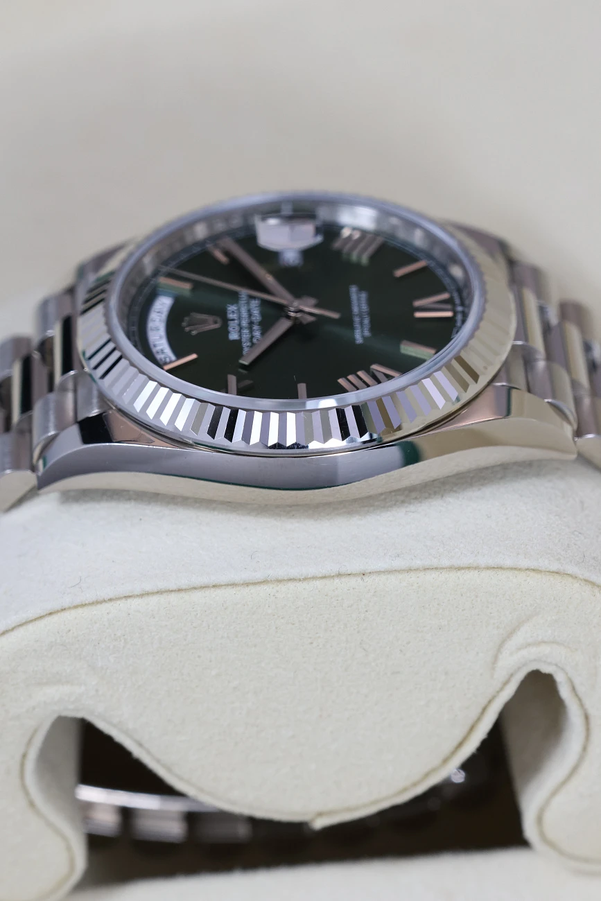 Часы Rolex  Oyster Perpetual White Gold Day-Date Olive Dial  228239