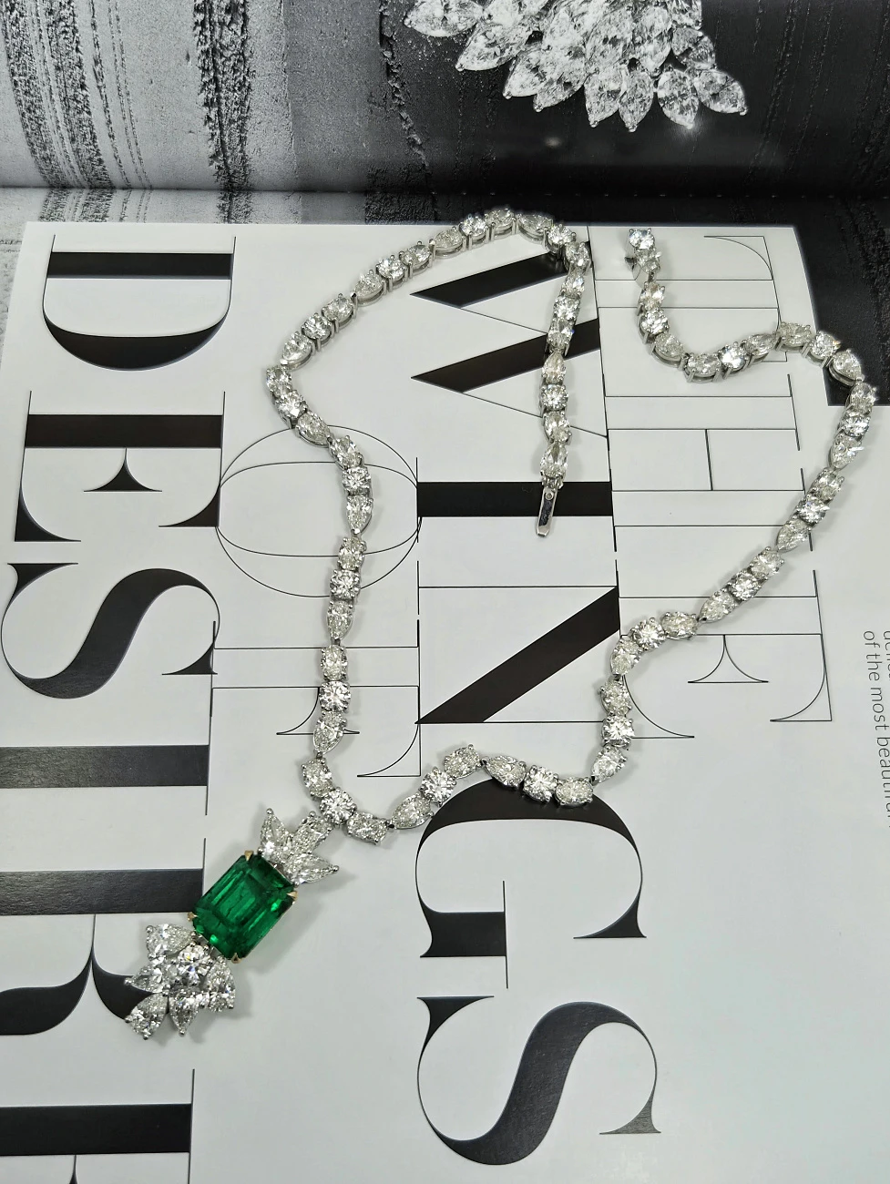 Украшение GRS GemResearch Swisslab  Колье с изумрудом 12,24 ct.   