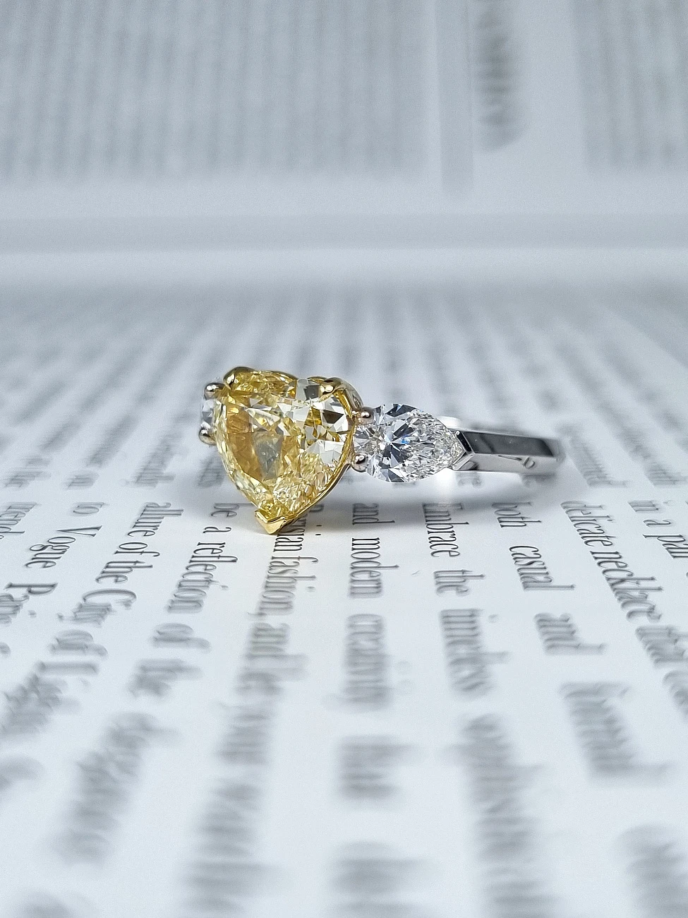 Украшение GIA  Кольцо 3,06 ct. Fancy Light Yellow/VS1 (Heart Diamond)   
