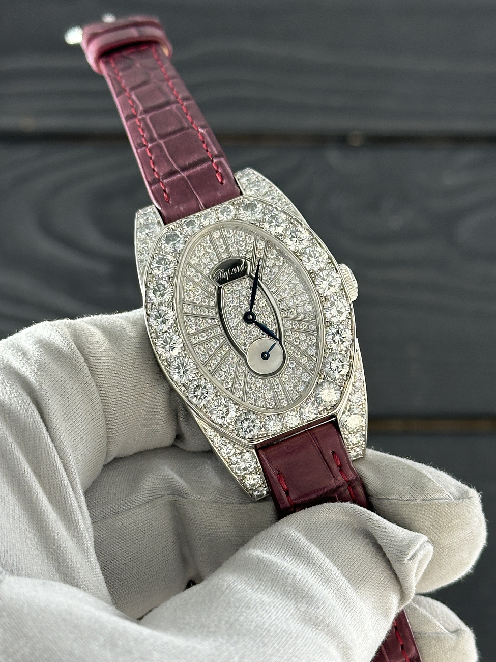 Часы Chopard  Classic White Gold And Diamonds  137001-1001