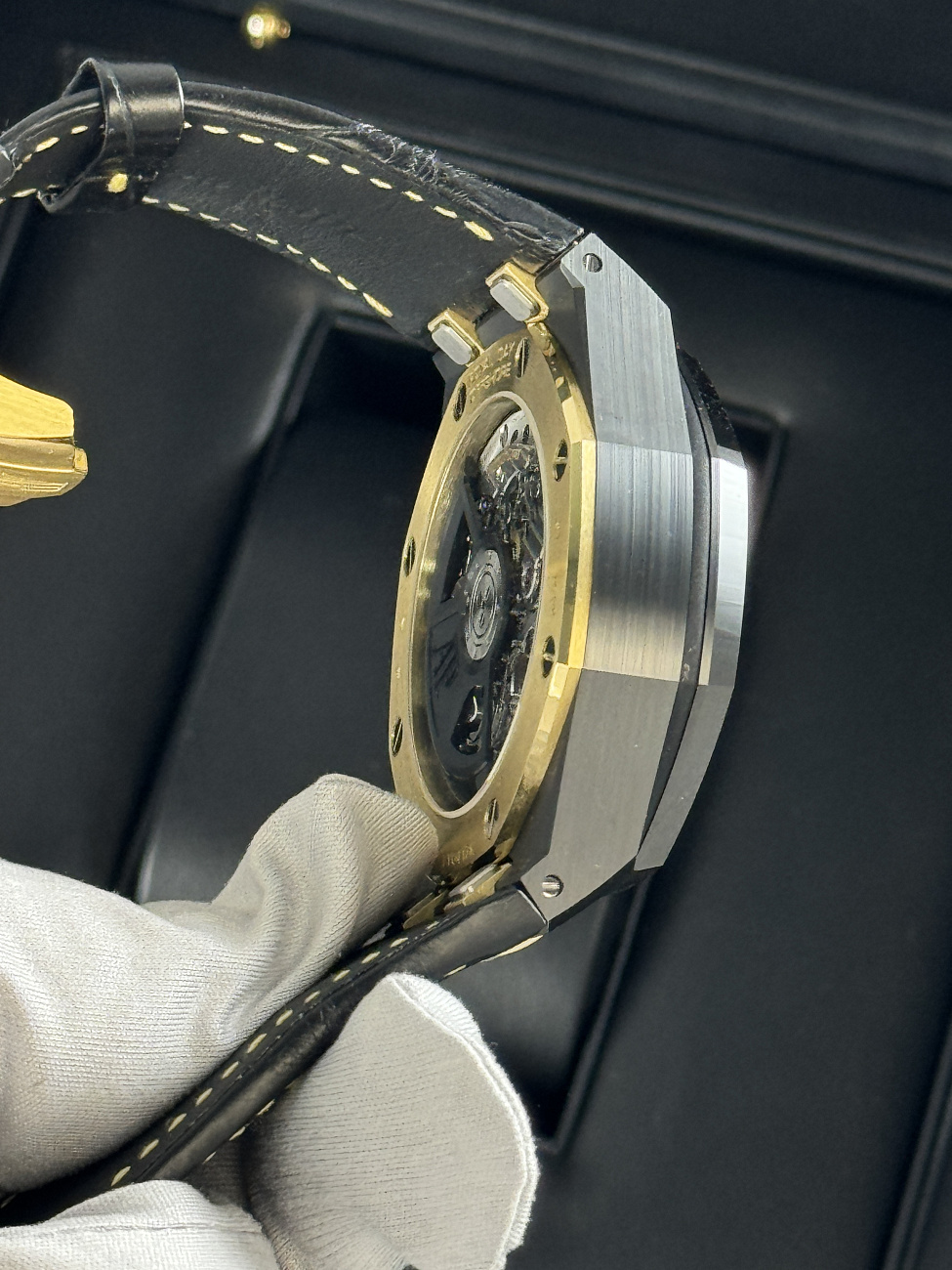 Часы Audemars Piguet  Royal Oak Offshore Chronograph 43Mm Ceramic Yellow Gold  26420CE.OO.A127CR.01