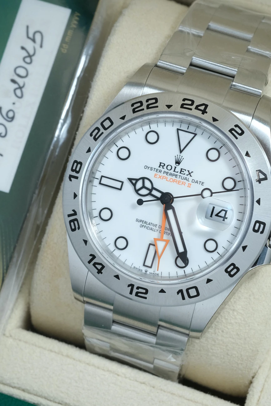 Часы Rolex  Explorer Ii Oyster Perpetual 42 Mm White Dial  m226570-0001