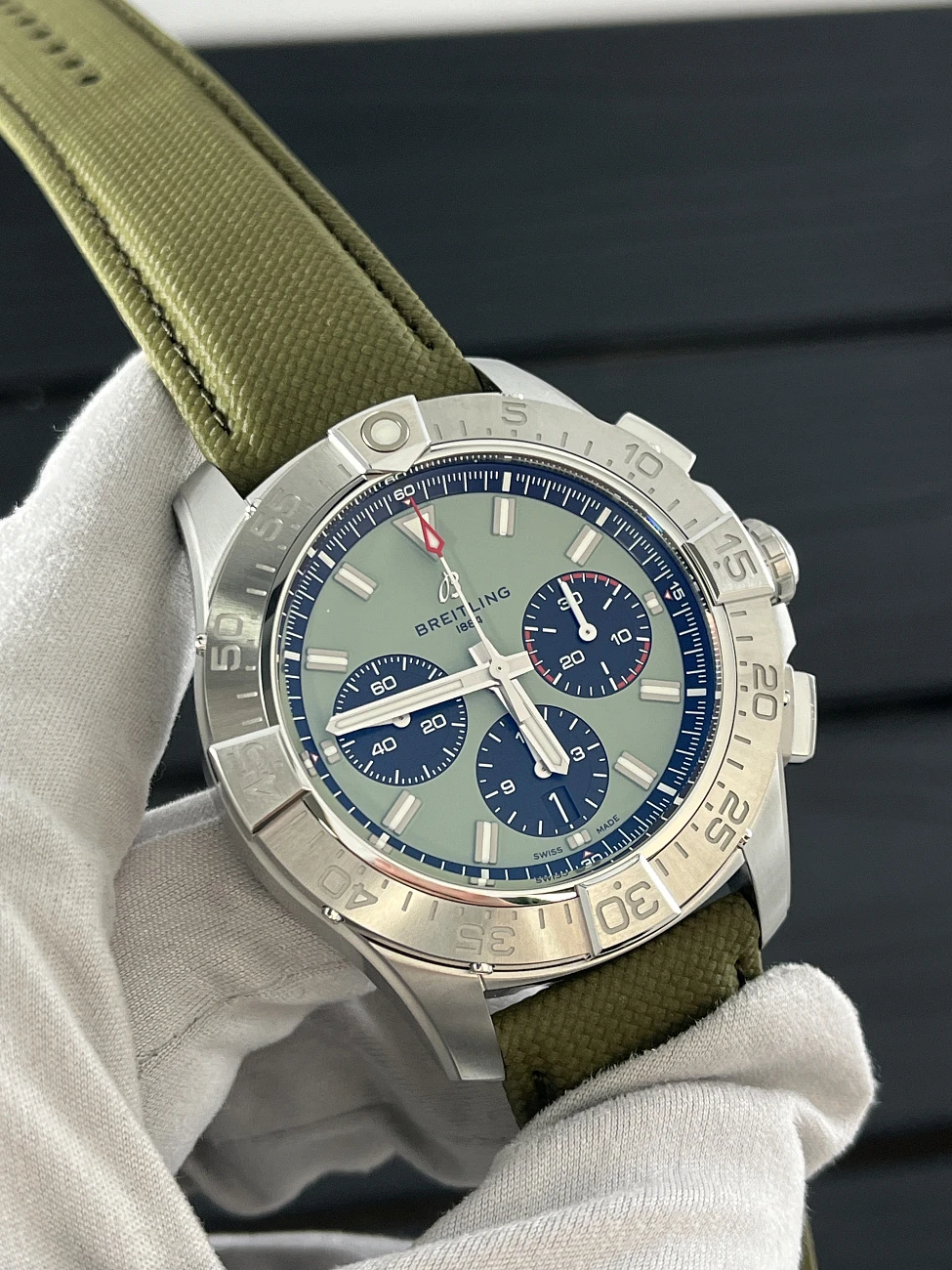 Часы Breitling  Avenger B01 Chronograph 44Mm  AB0147101L1X1