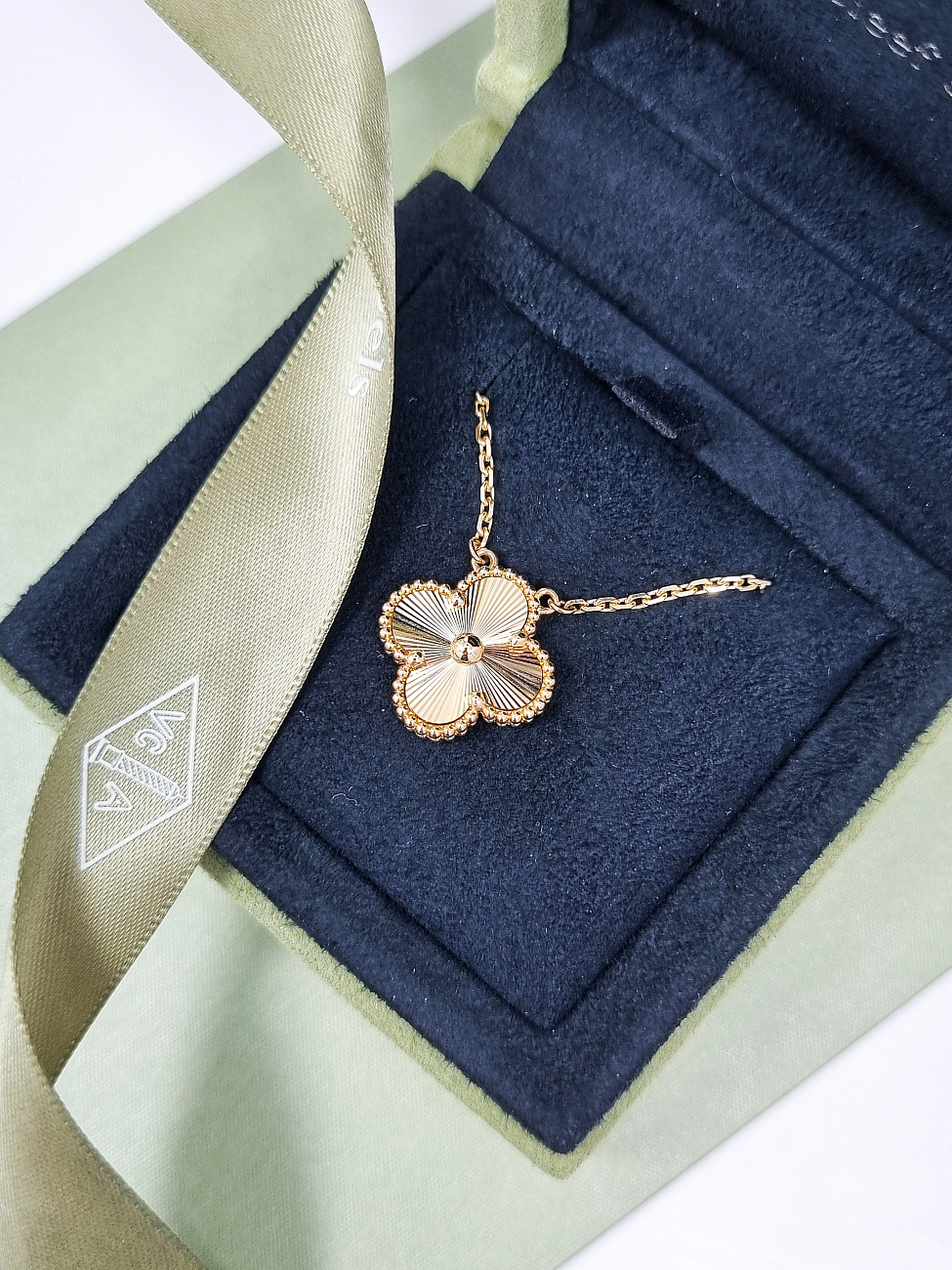 Украшение Van Cleef & Arpels  Vintage Alhambra Pendant, Guilloché Yellow Gold  VCARP4KL00 