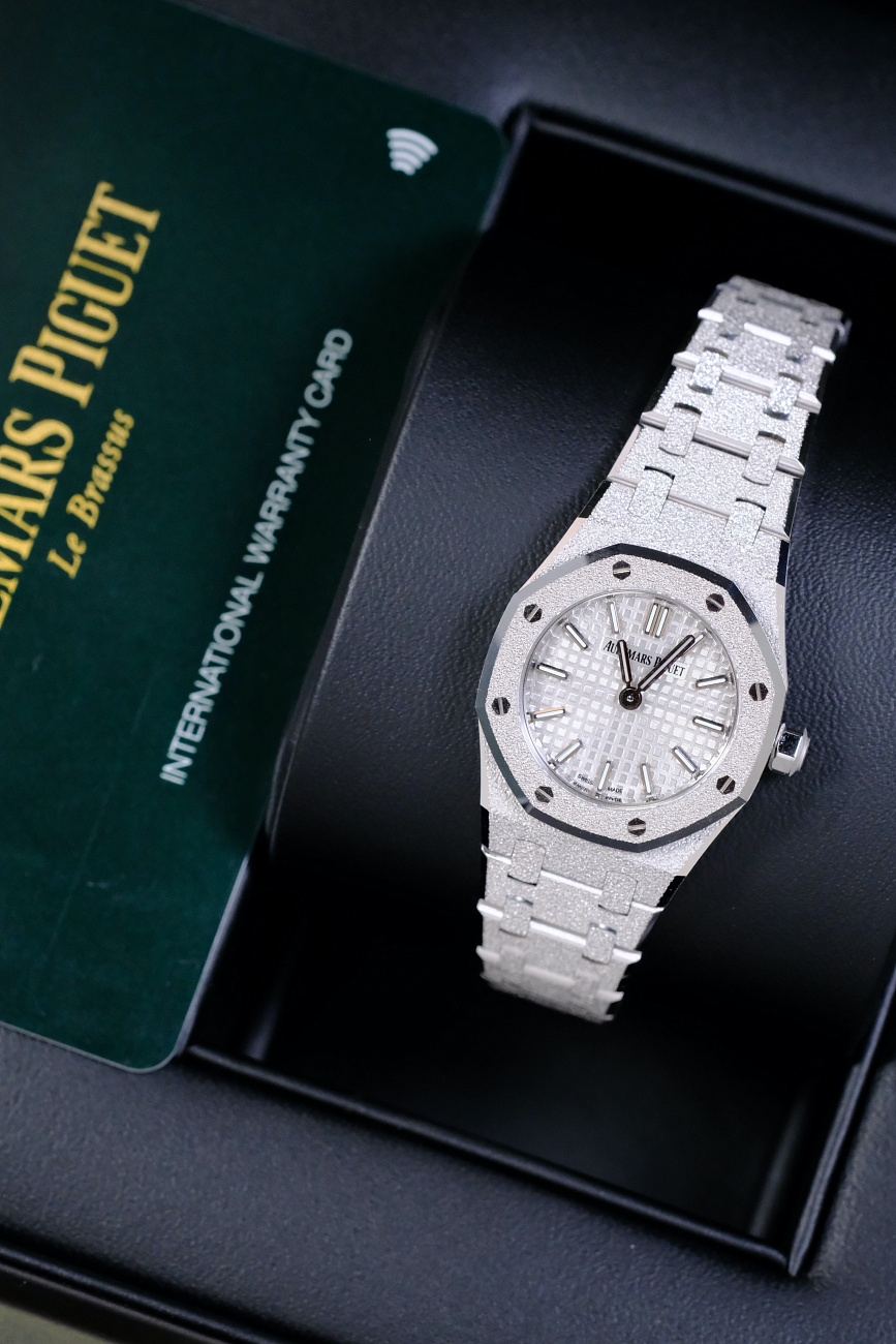 Часы Audemars Piguet  Royal Oak Mini Frosted White Gold 23Mm  67630BC.GG.1312BC.01