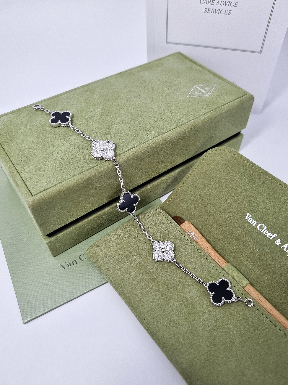 Украшение Van Cleef & Arpels  Vintage Alhambra Bracelet, 5 Motifs Vcarp2R900  VCARP2R900 