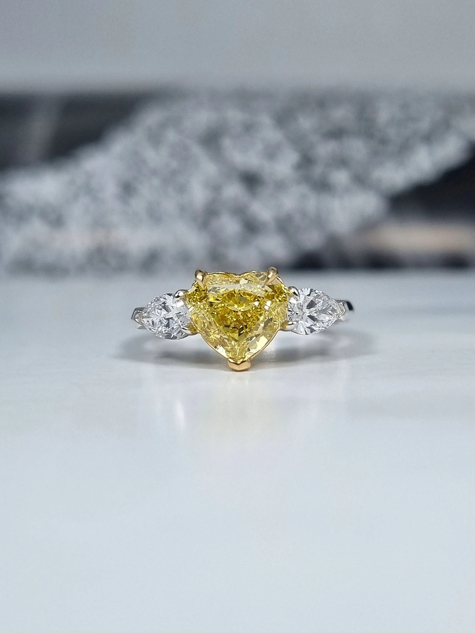 Украшение GIA  Кольцо 2,01 ct. Fancy Intense Yellow/VS2 (Heart Diamond)   