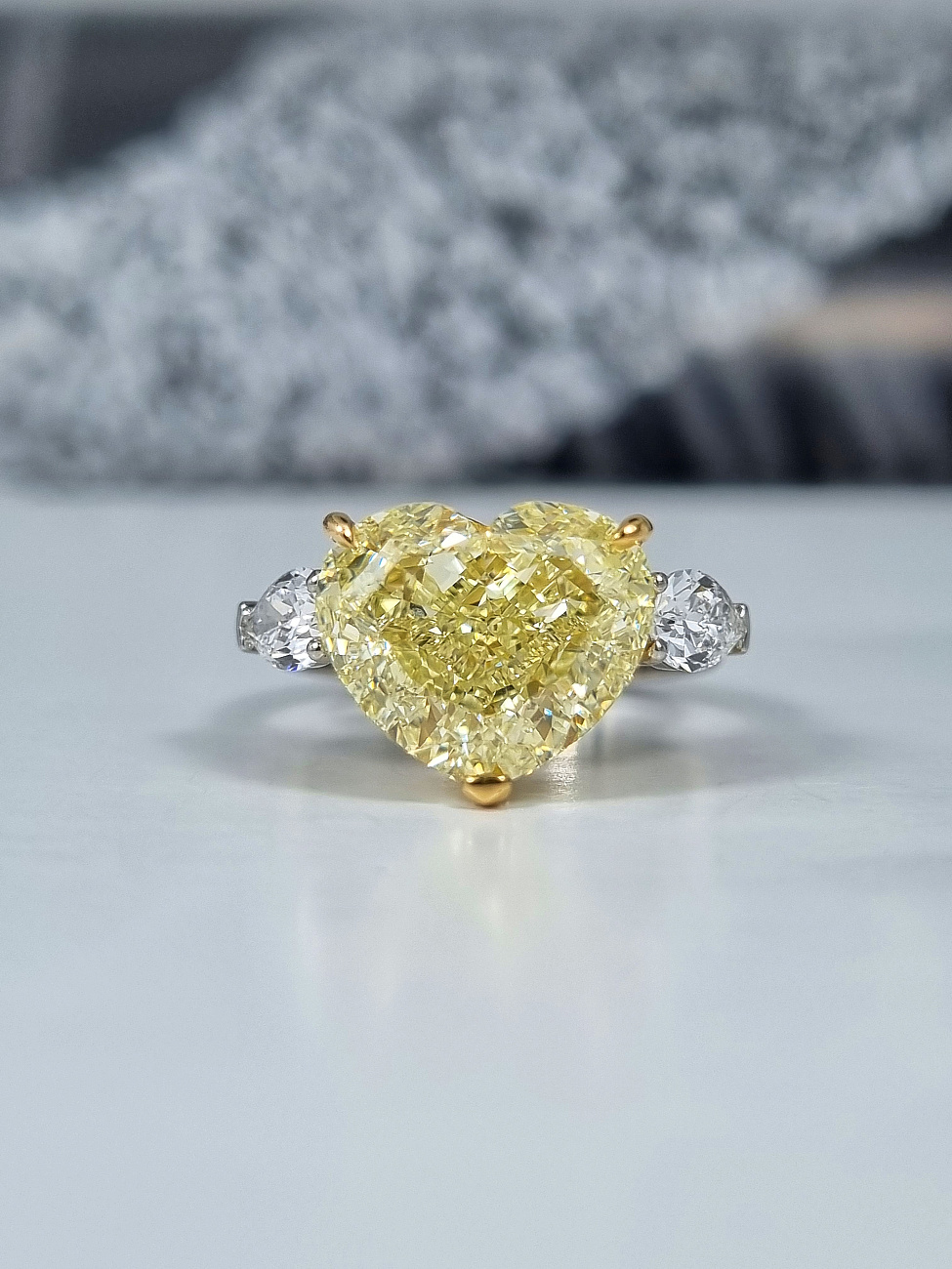 Украшение GIA  Кольцо с бриллиантом 7,03 ct. Y To Z/Internally Flawless   
