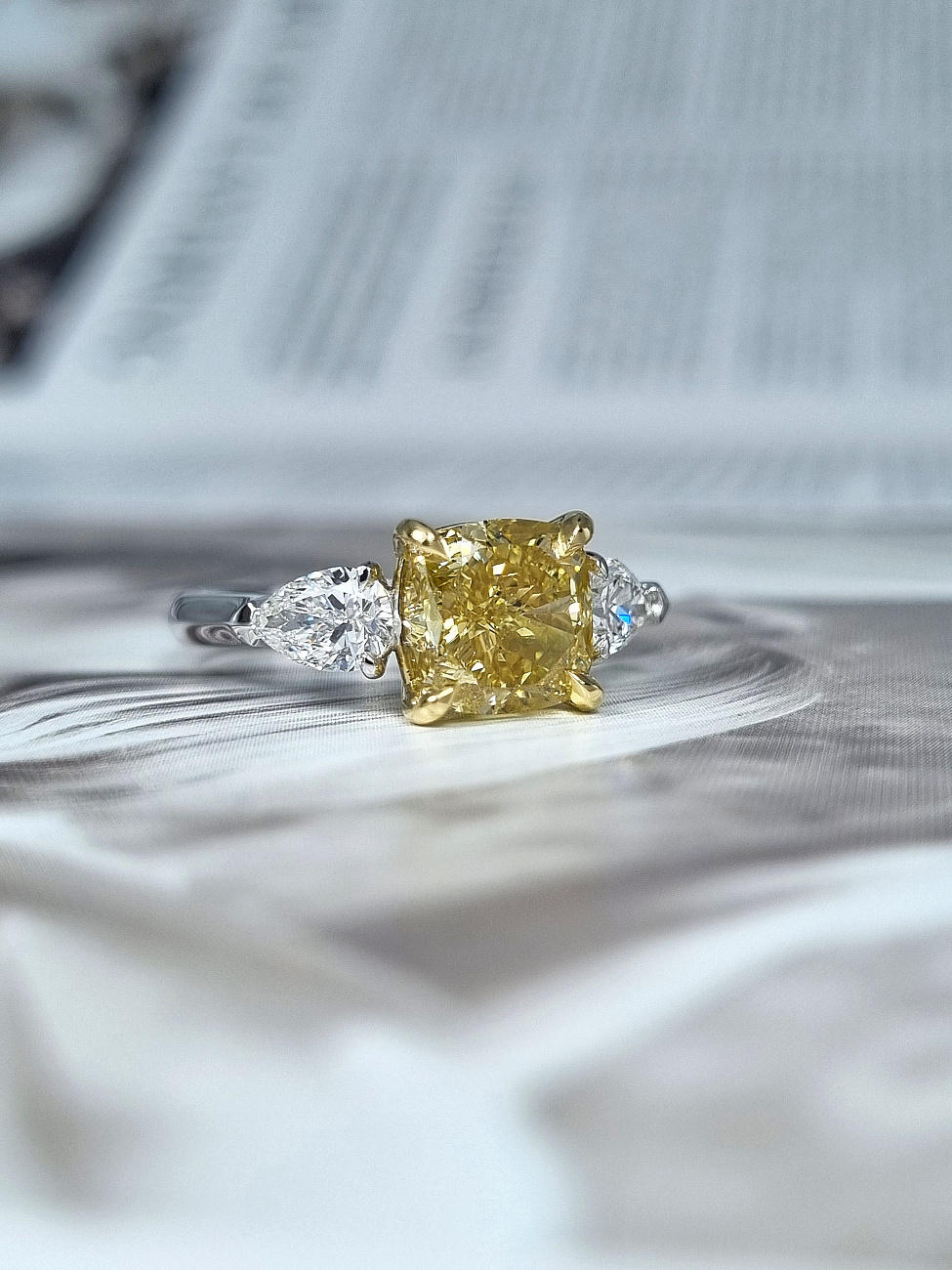 Украшение GIA  Кольцо с бриллиантом 3,02 ct. Fancy Deep Yellow/VS2   