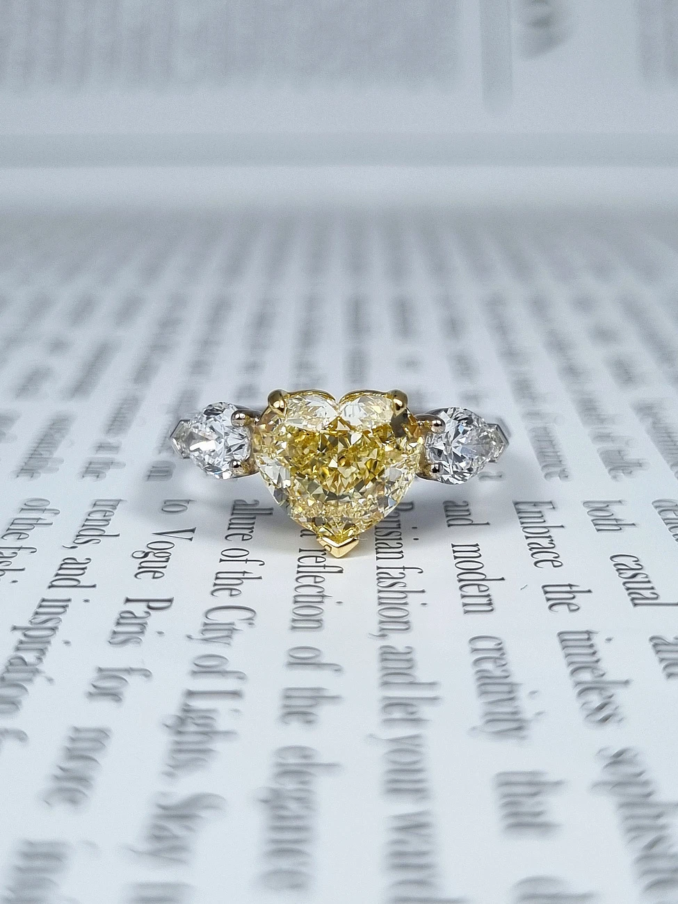 Украшение GIA  Кольцо 3,06 ct. Fancy Light Yellow/VS1 (Heart Diamond)   