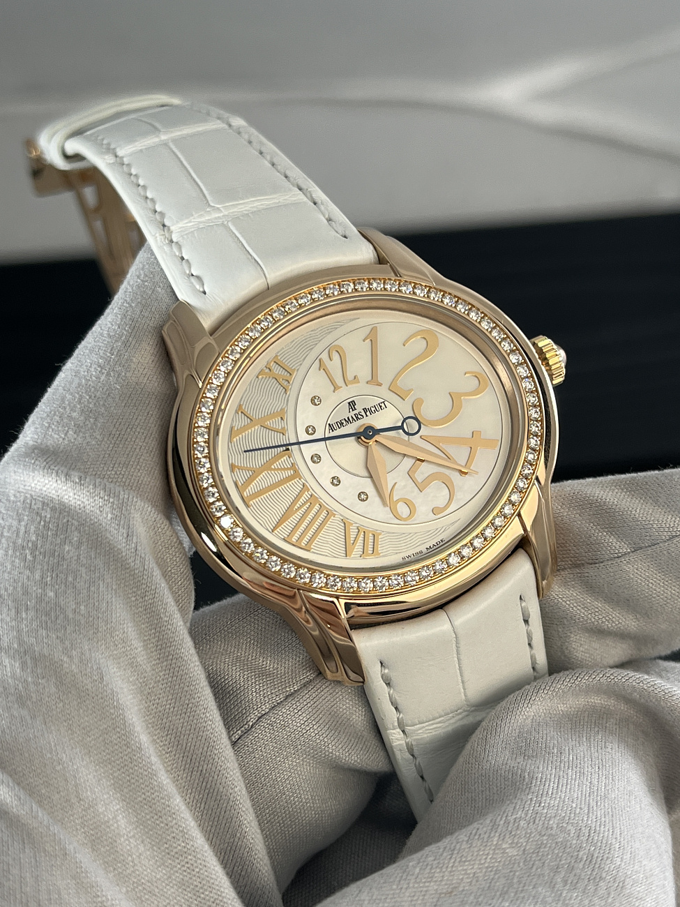 Часы Audemars Piguet  Millenary Ladies Diamonds Mop Rose Gold  77301OR.ZZ.D015CR.01