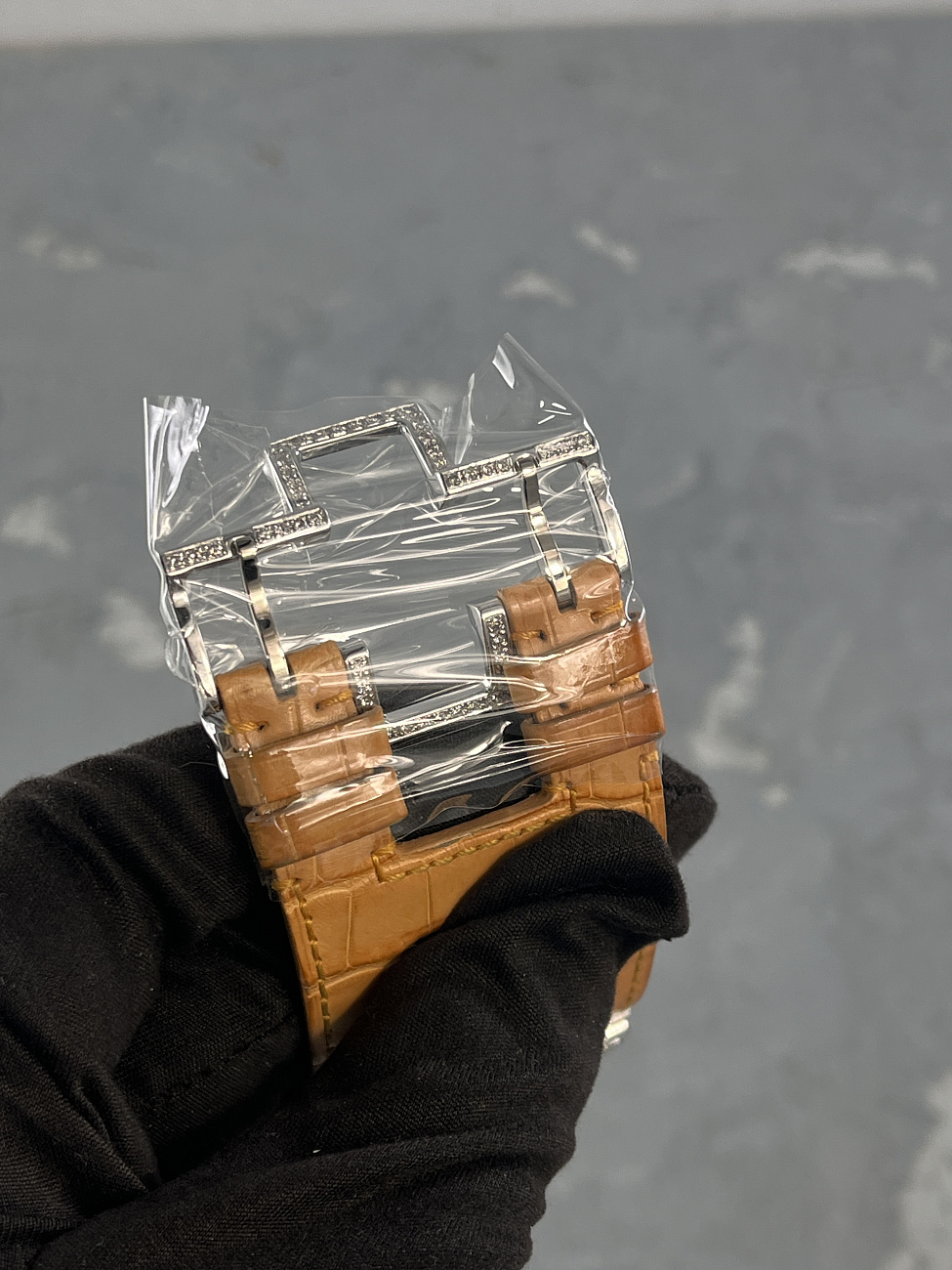 Часы Roger Dubuis  Follow Me Limited Edition 18K White Gold Diamond Set Fix  