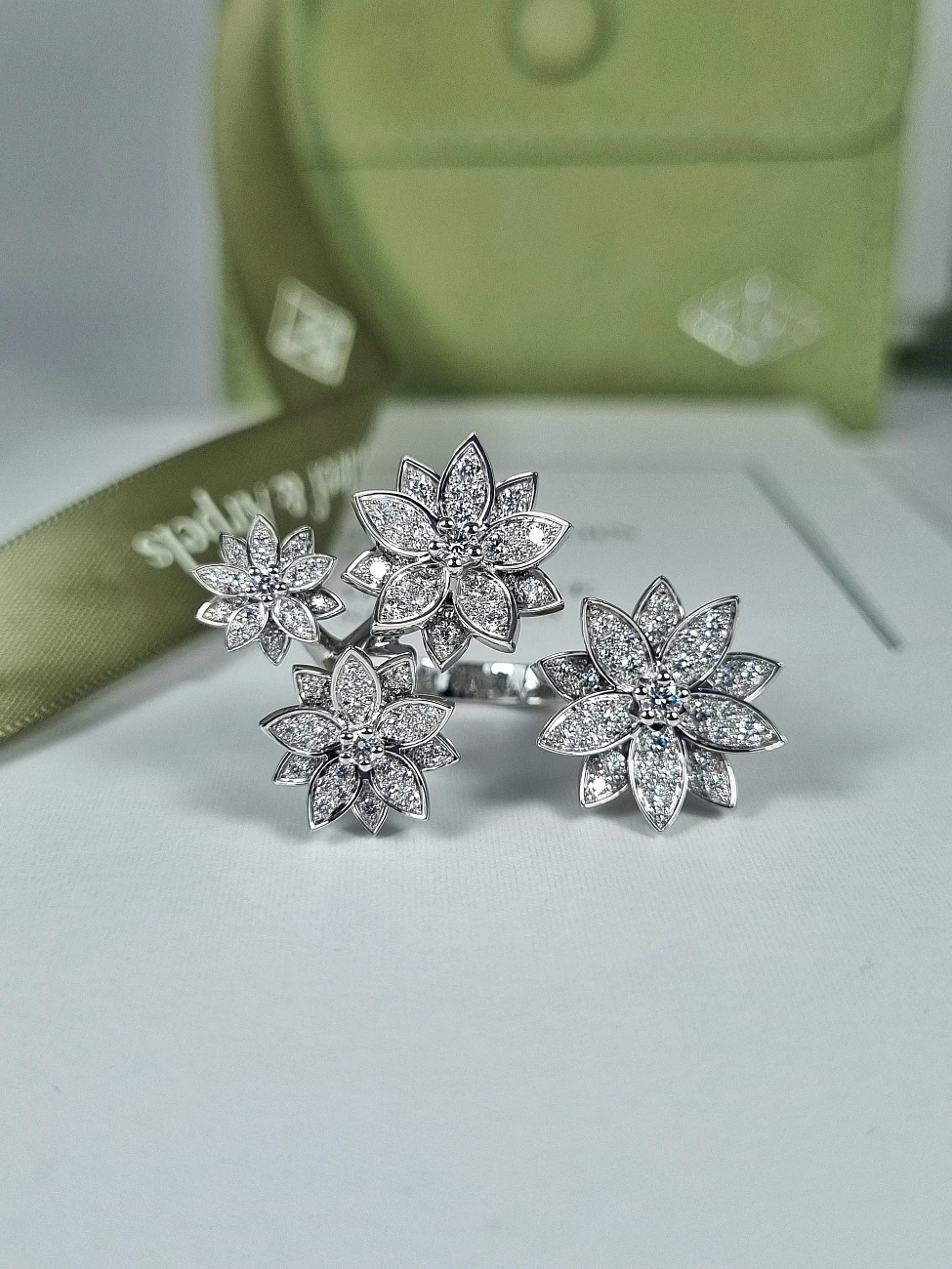 Украшение Van Cleef &amp; Arpels  Lotus Between The Finger Ring, 4 Flowers  VCARP7TF00 