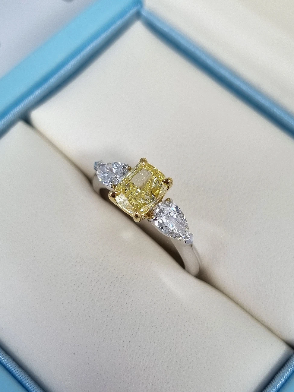 Украшение GIA  Кольцо с бриллиантом 1,11 ct. Fancy Yellow/ VVS2 "Lucky Number"   