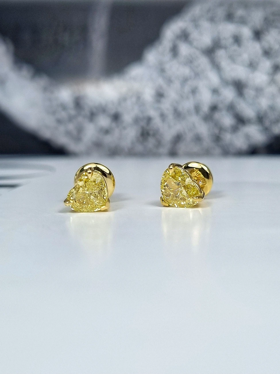 Украшение GIA  Серьги 1,01/1,02 ct. Fancy Intense Yellow/VVS2-VS1 Heart Diamonds   