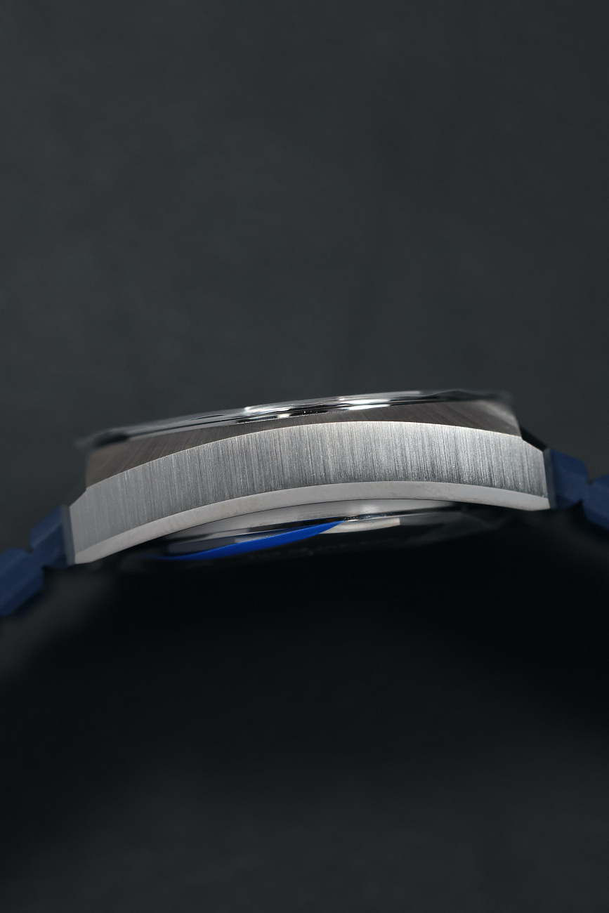 Часы Girard-Perregaux   DEEP DIVER  39500-21-3266-6CX