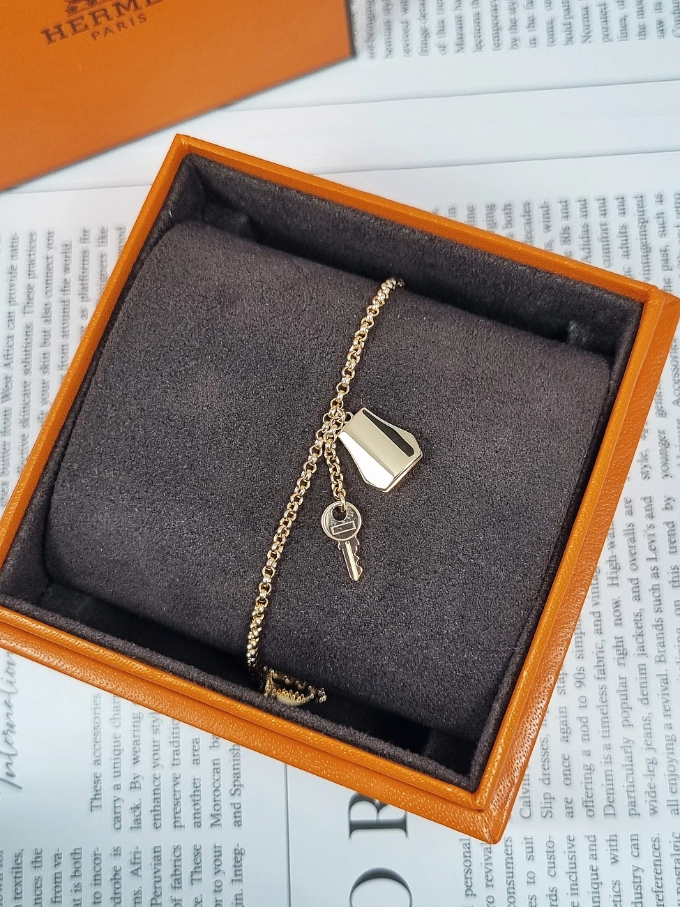 Украшение Hermès  Kelly Clochette bracelet, small model  H220467B 00ST 