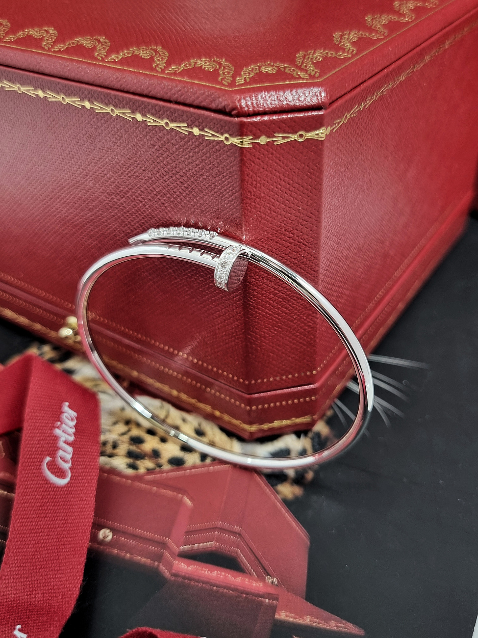 Украшение Cartier  Juste un Clou bracelet, Small Model, Reverse-set Diamonds 17 WG  B6092017 