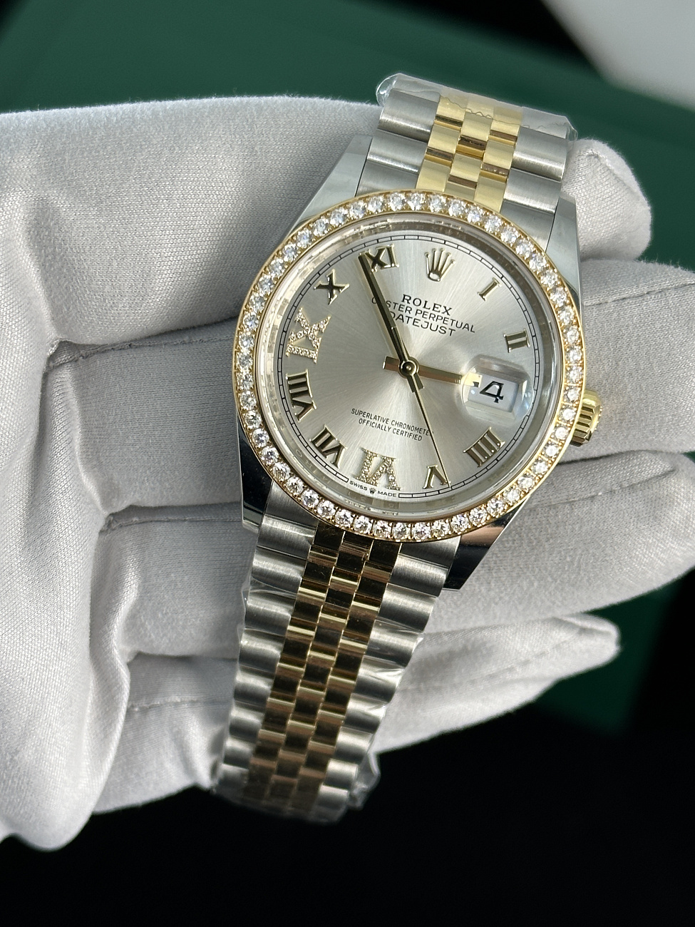 Часы Rolex  Datejust 36Mm Diamond Bezel Silver Roman Dial Steel And Yellow Gold  126283RBR