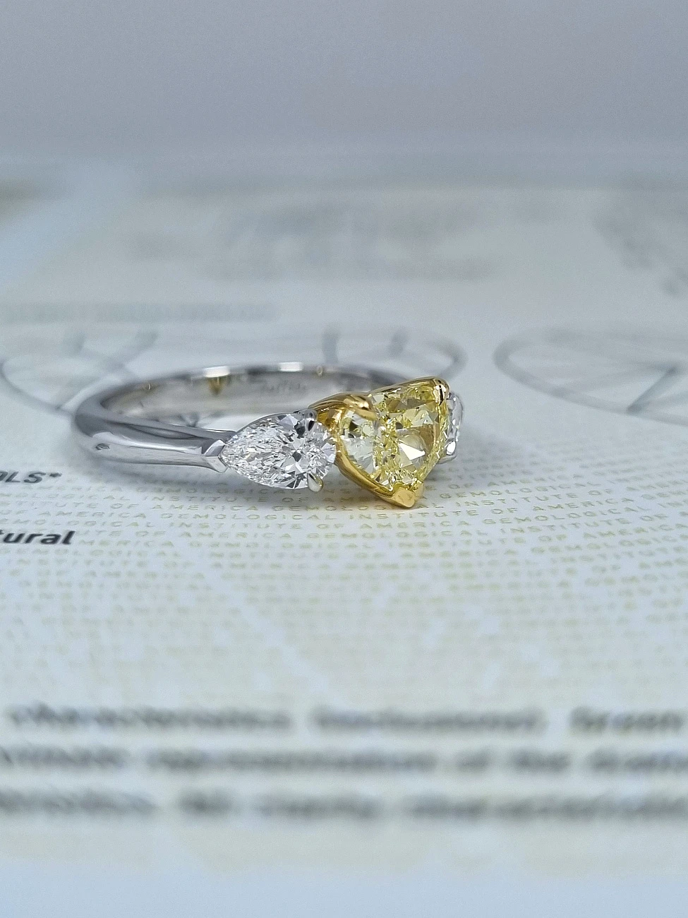Украшение GIA  Кольцо с бриллиантом 1,02 ct. Fancy Yellow/VS1   