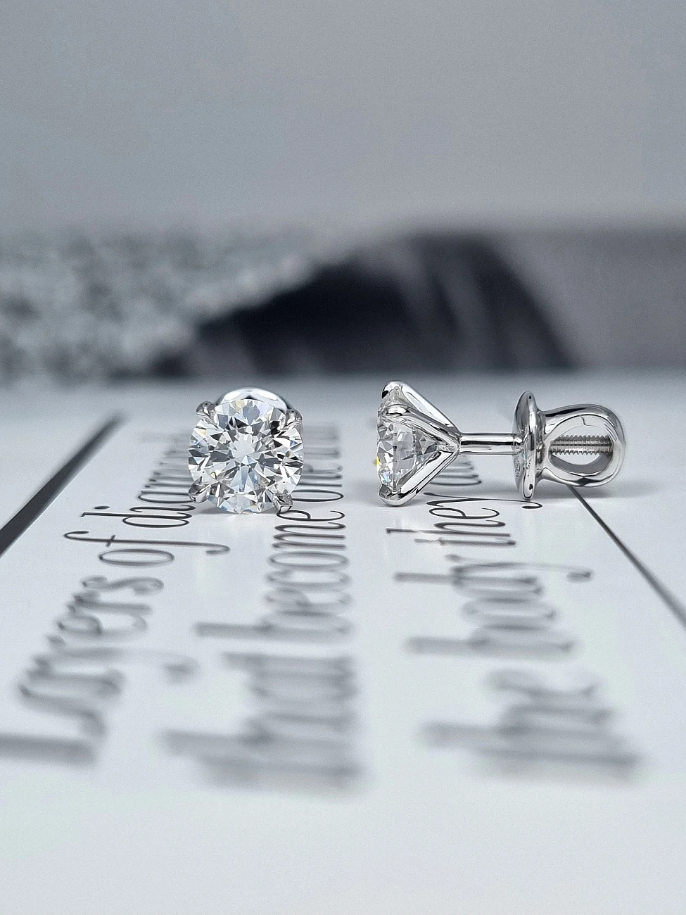 Украшение GIA  Серьги 1,00/1,00 ct. F/VS1 (3 excellent) Round Diamonds   