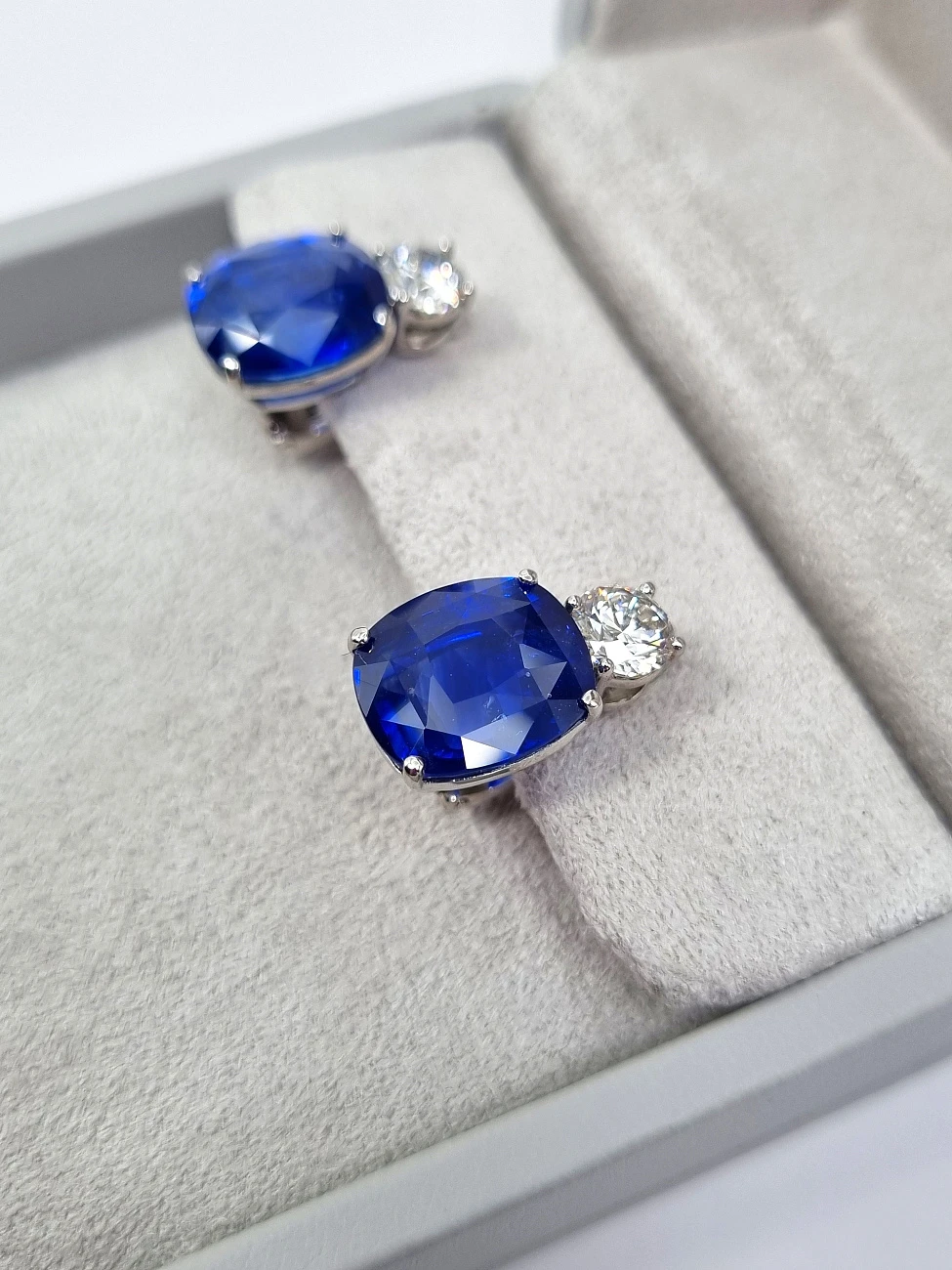 Украшение GRS GemResearch Swisslab  Серьги с сапфирами 12,82/11,91 ct. Cornflower Blue   