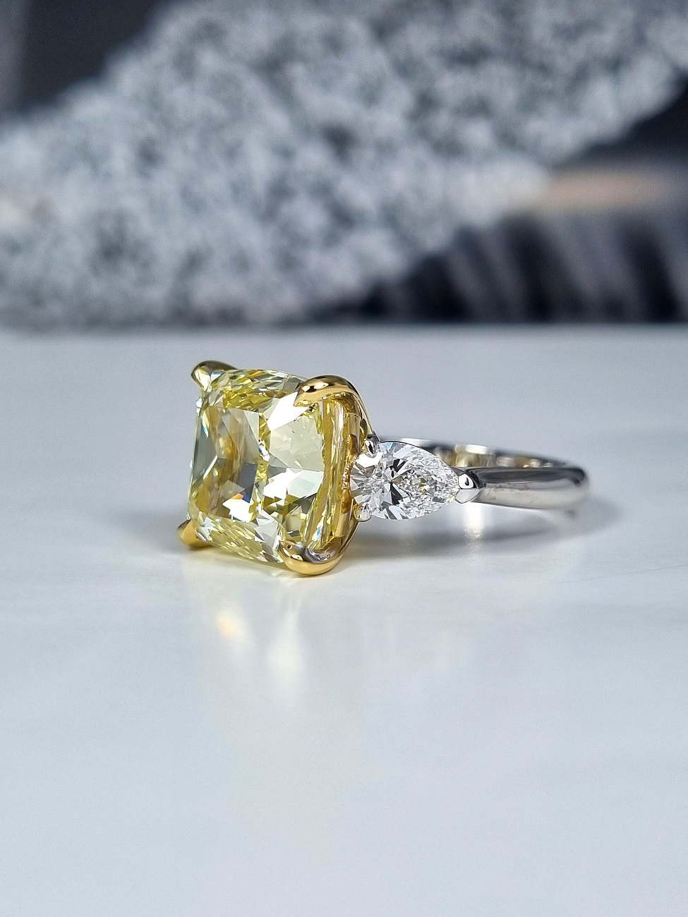 Украшение GIA  Кольцо с бриллиантом 8,88 ct. Fancy Yellow/VVS2 "Lucky Number"   