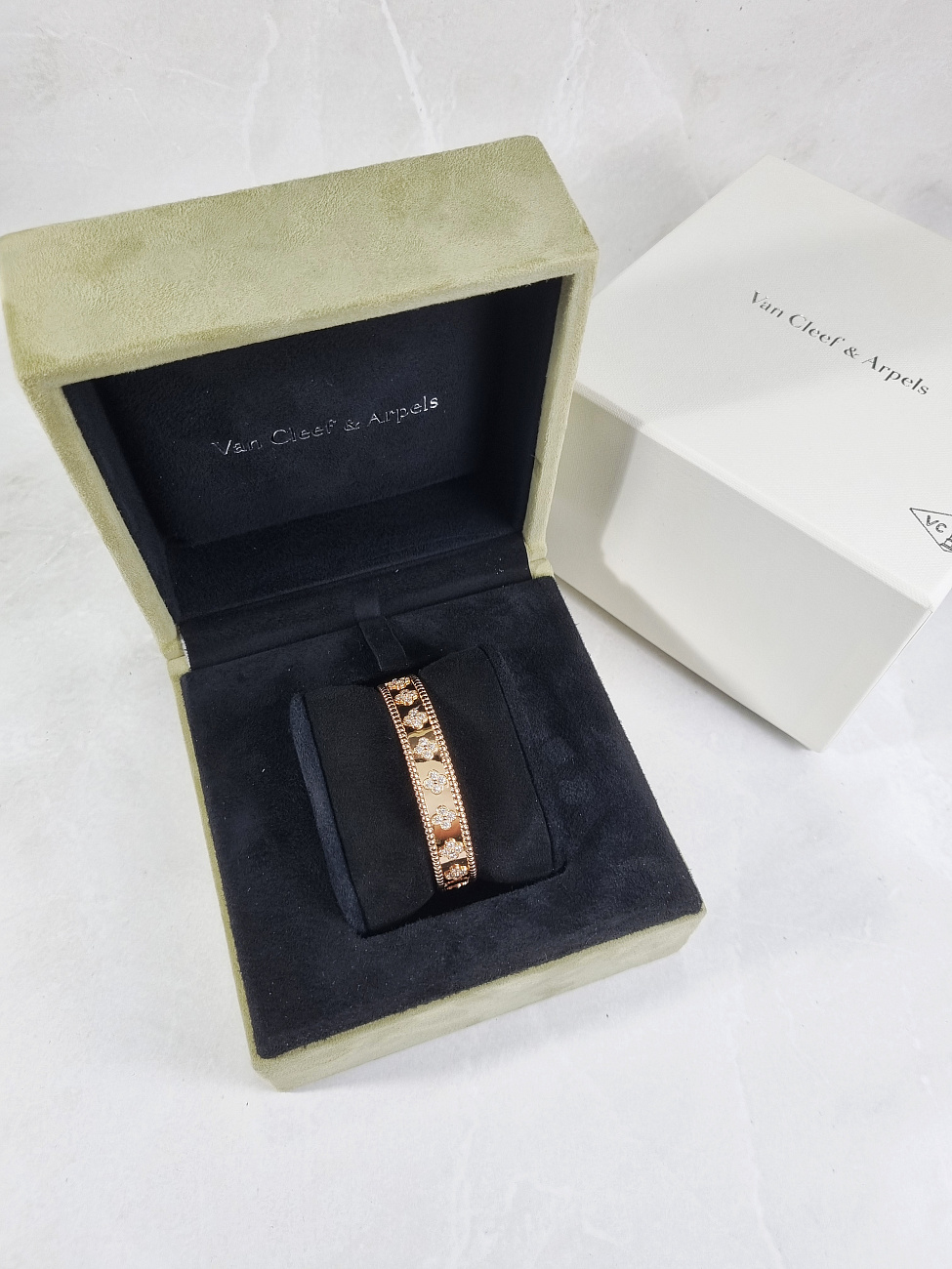 Украшение Van Cleef & Arpels  Браслет Perlée Clovers, Medium Model  VCARN5B200 