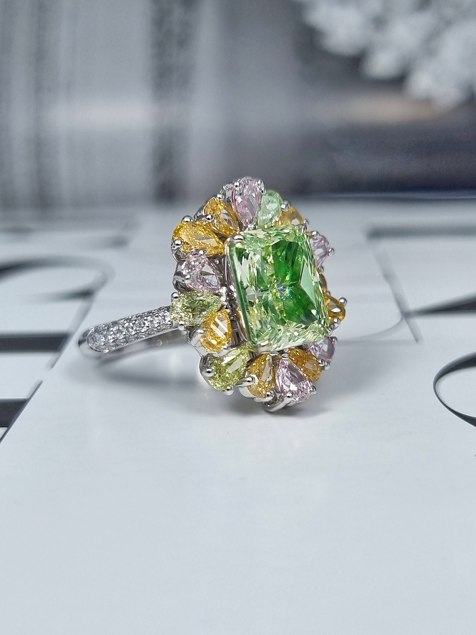Украшение GIA  Кольцо с бриллиантом 3,30 ct. Fancy Brownish Greenish Yellow/VS2   