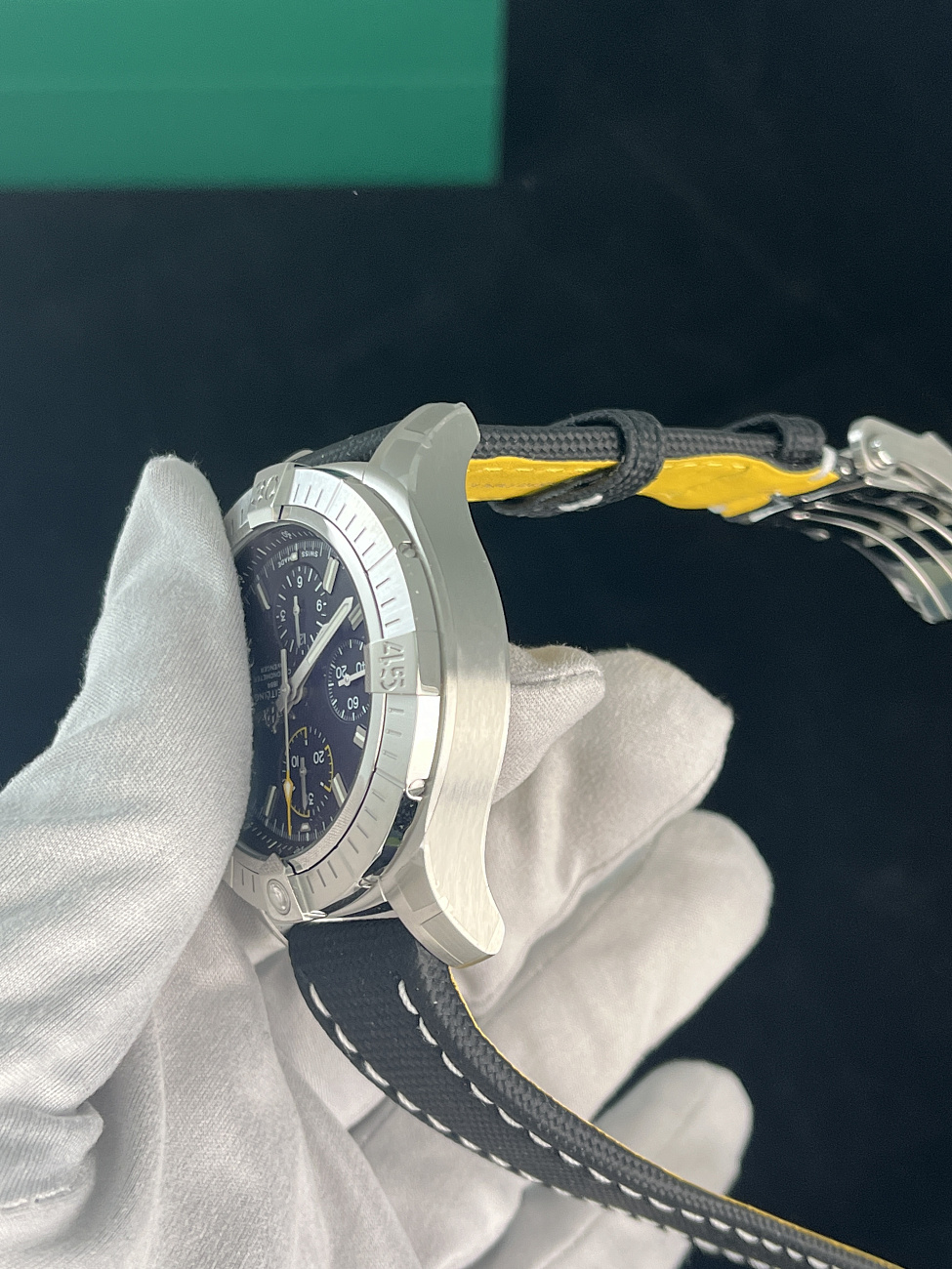 Часы Breitling  Avenger Chronograph 45  A13317101B1X1