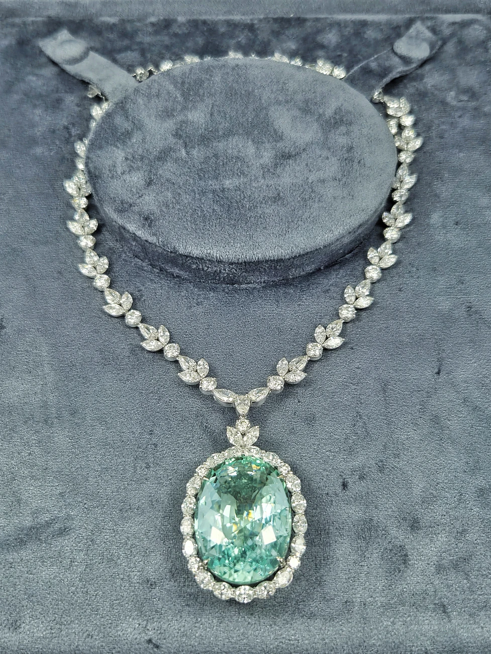 Украшение GIA  Колье с турмалином "Параиба" 54,00 ct.   