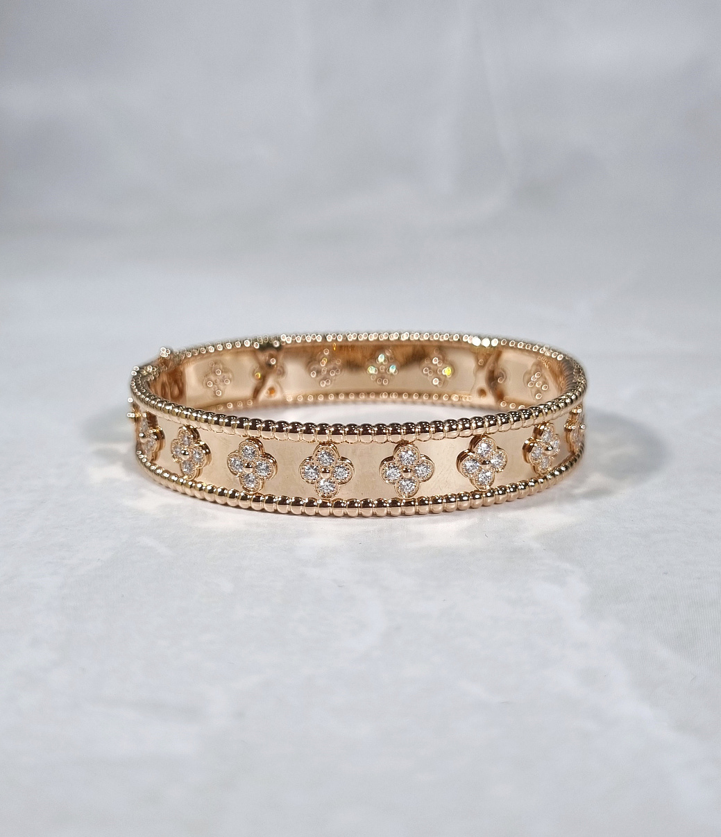 Украшение Van Cleef & Arpels  Браслет Perlée Clovers, Medium Model  VCARN5B200 