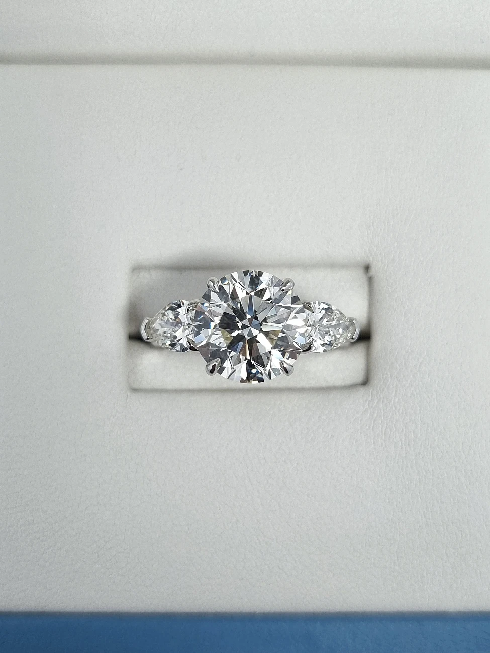 Украшение GIA  Кольцо с бриллиантом 3,33 ct. L/VVS2 (3 Excellent)   