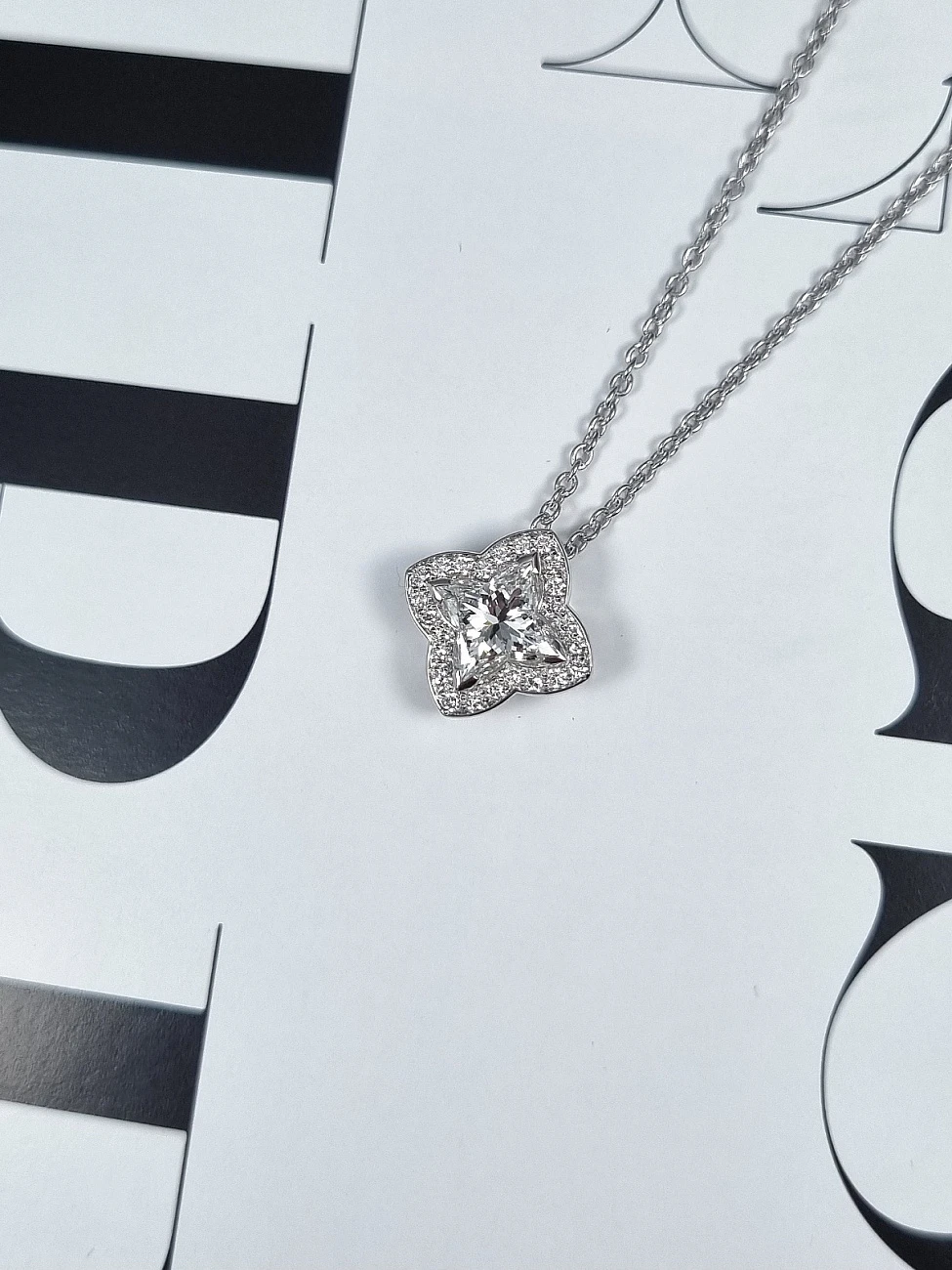Украшение GIA  Подвеска 0,96 ct. H/VVS1 "LV Diamond" (Star cut)   