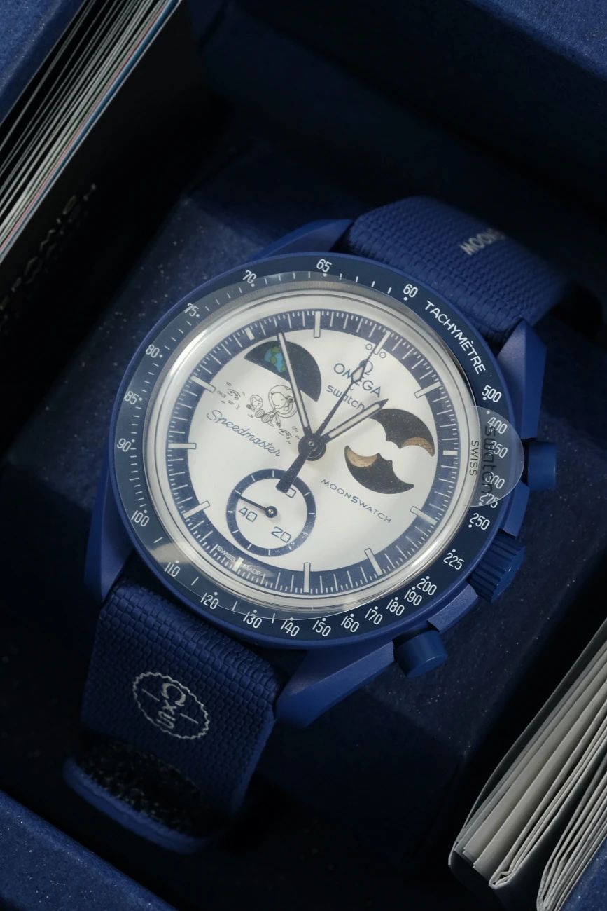 Часы Omega  Mission To Earthphase Moonshine Gold Pop Corn Edition  