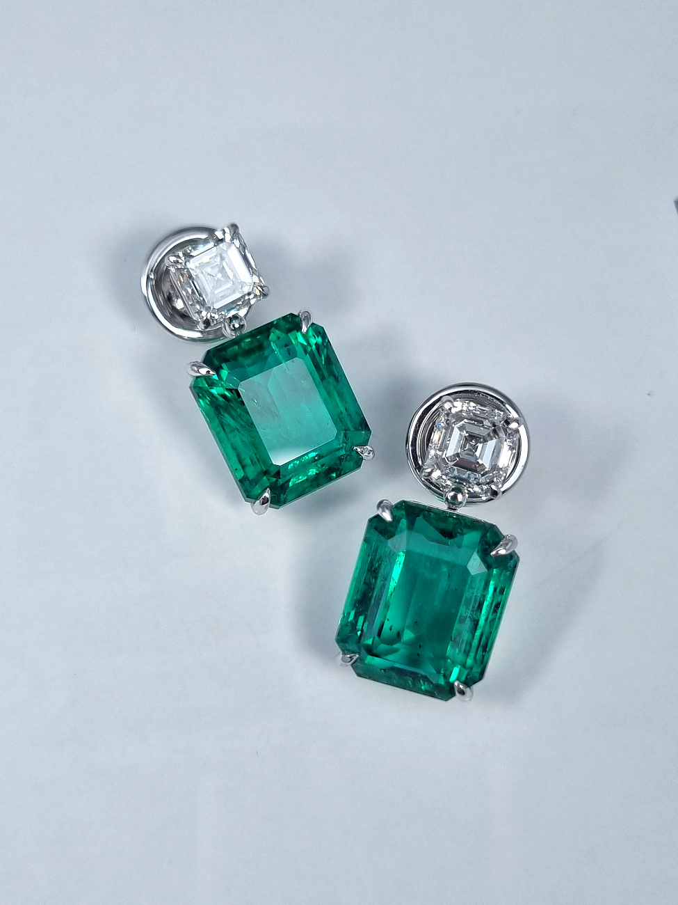 Украшение GRS GemResearch Swisslab  Серьги с изумрудами 9,20/9,46 ct. Vivid Green (Zambia)   