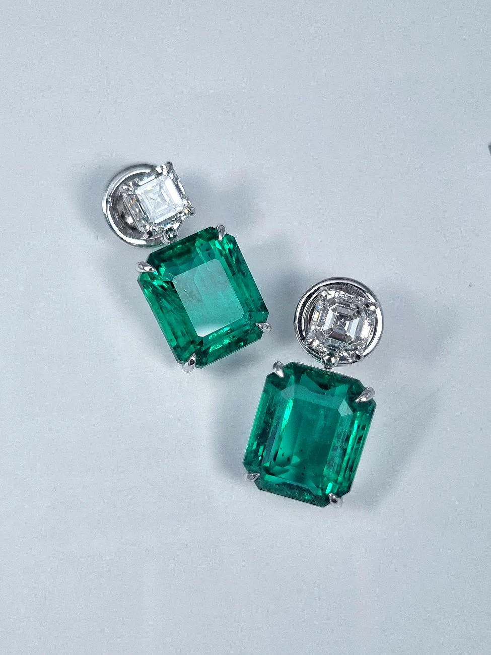 Украшение GRS GemResearch Swisslab  Серьги с изумрудами 9,20/9,46 ct. Vivid Green (Zambia)   