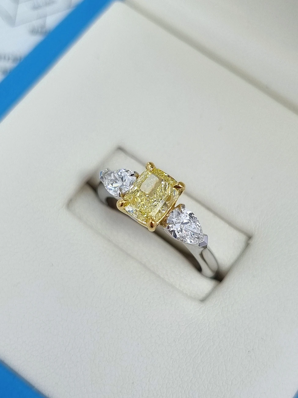 Украшение GIA  Кольцо с бриллиантом 1,16 ct. Fancy Yellow/ Internally Flawless   