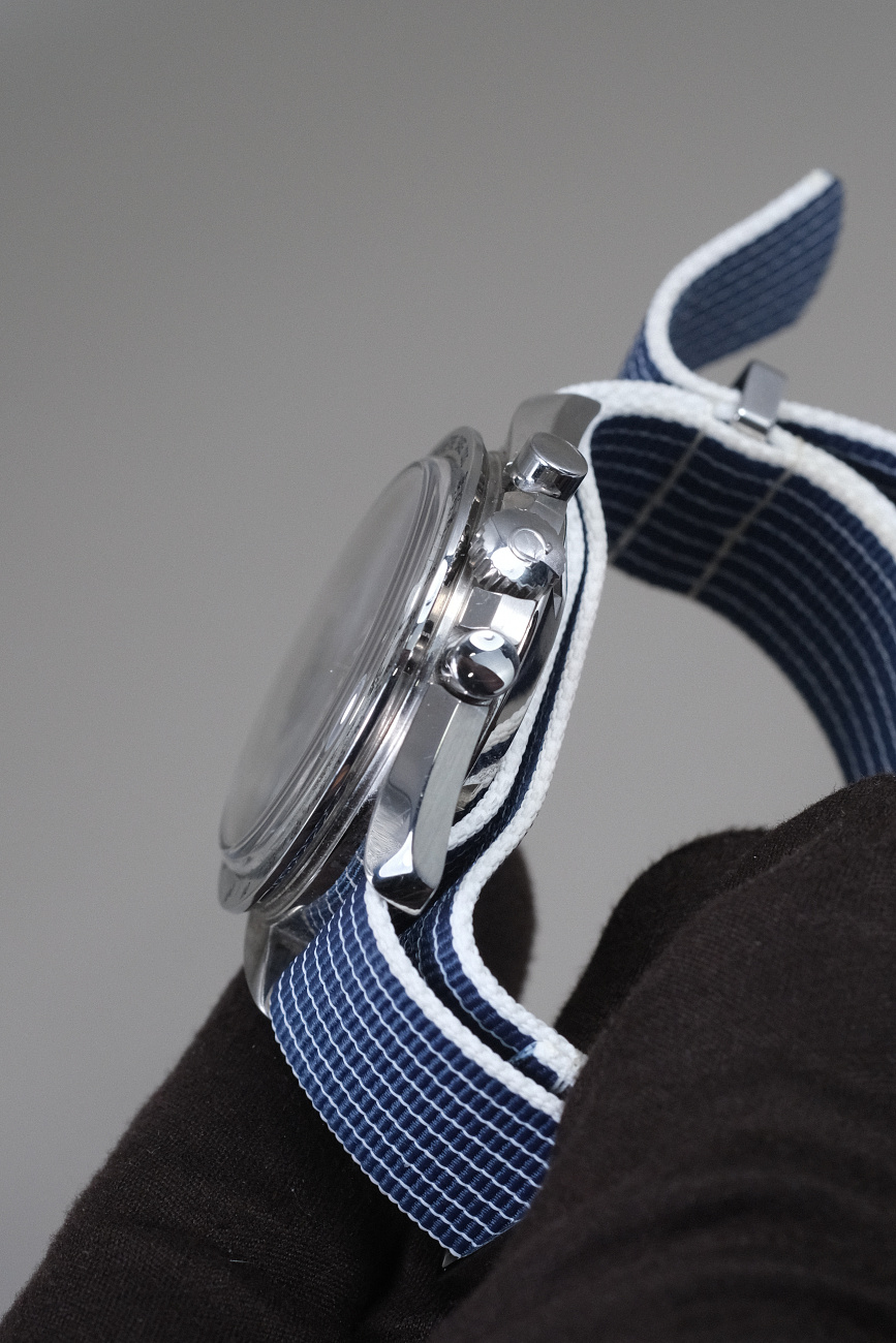 Часы   Omega Speedmaster Broad Arrow 42Mm  3551.20.00