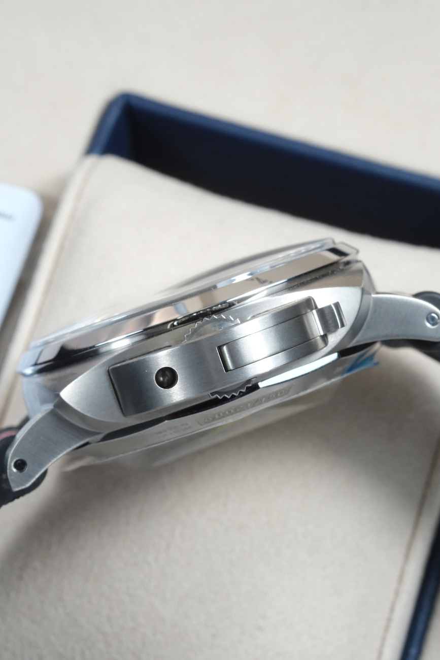 Часы Panerai  Luminor Chrono Luna Rossa Titanio  PAM01654