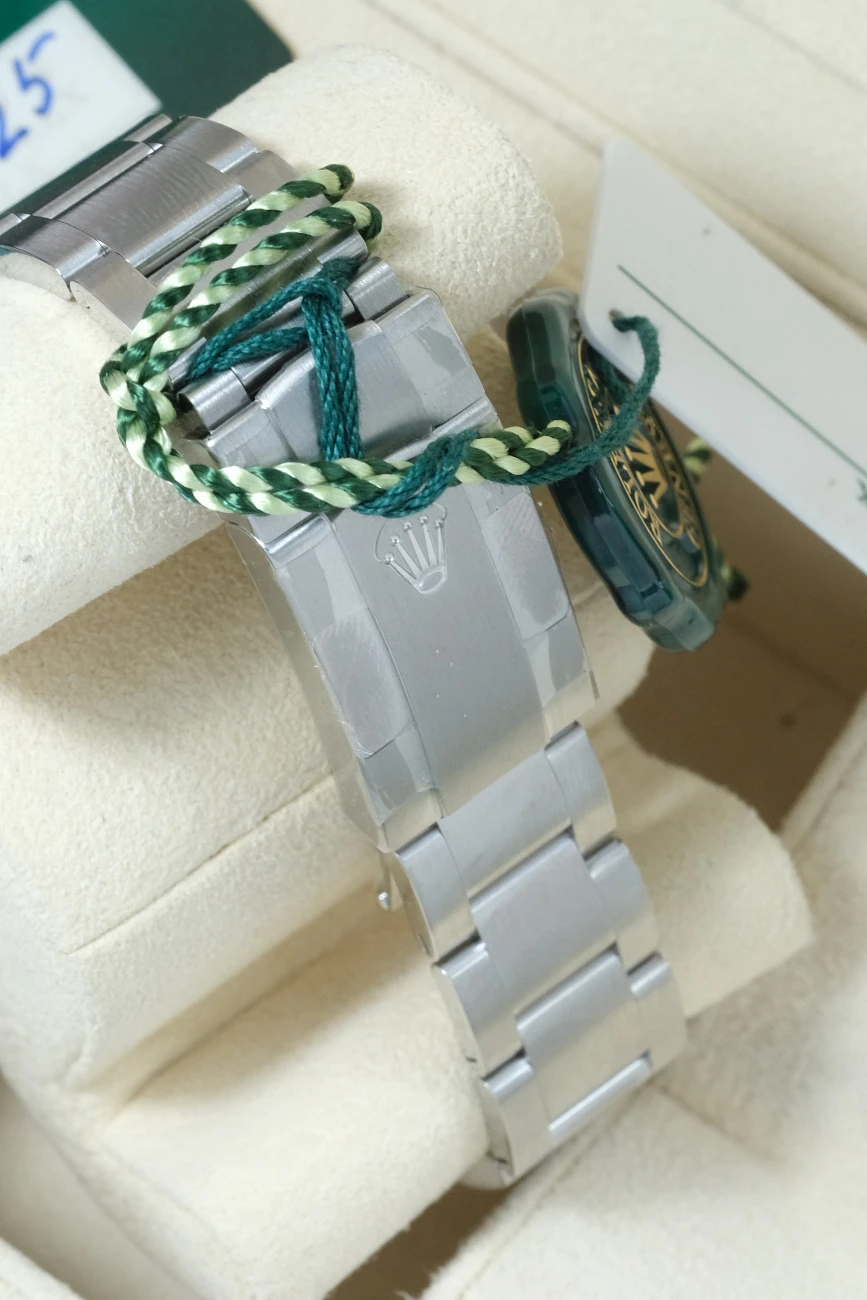 Часы Rolex  Oyster Perpetual 36Mm Biege Dial  126000