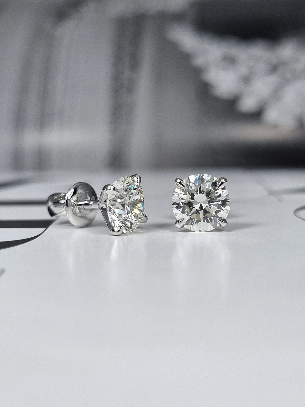 Украшение GIA  Серьги 1,50/1,50 ct. K/Internally Flawless (3 Excellent) Round Diamonds   